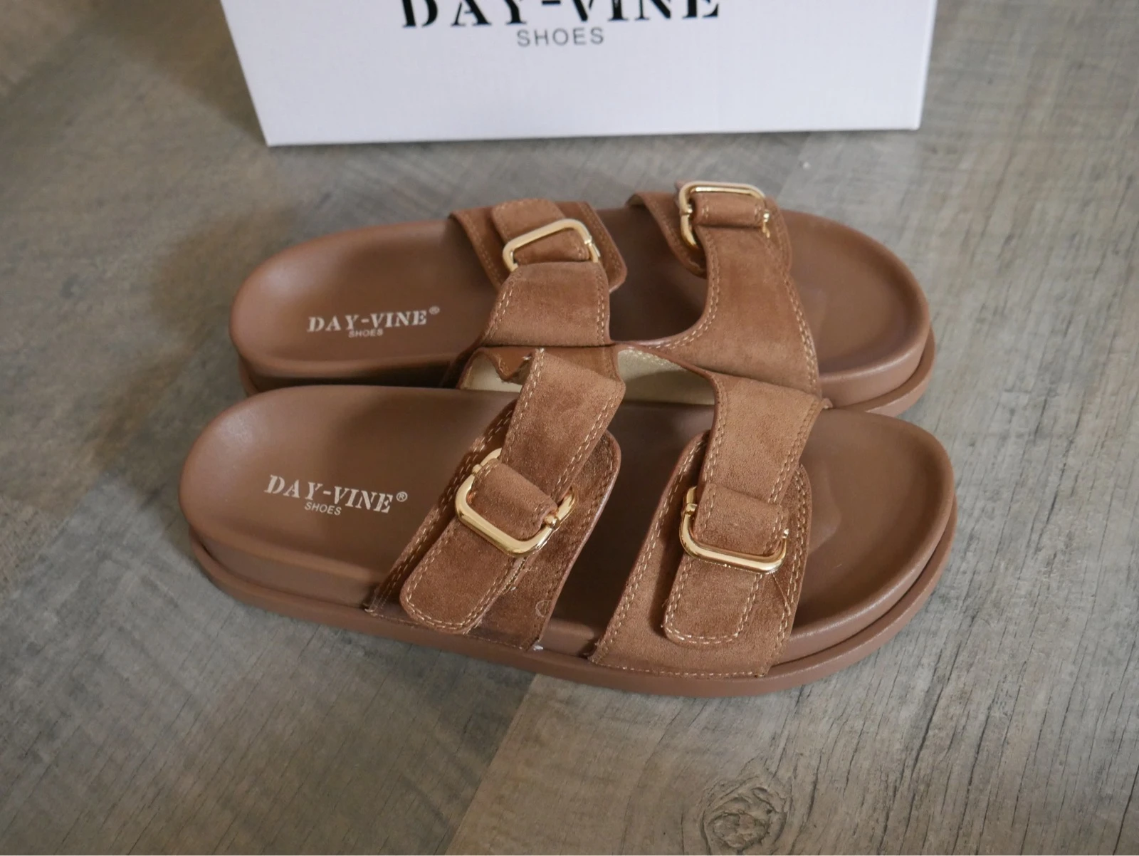 Brown suede sandals with gold buckles – photo 2